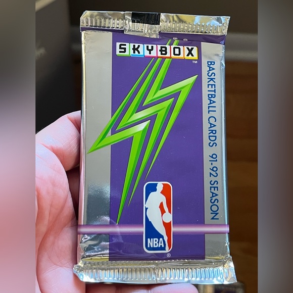 NWOT 4 skybox 1991-1992 NBA basketball card packs.Factory sealed packs. Series 1 - Picture 4 of 6